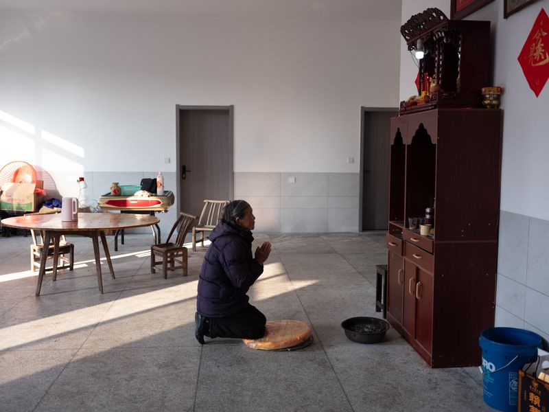 © Shina Peng - Grandma praying to our ancestors and her deceased husband (the Peng who jumped off the boat to Taiwan).