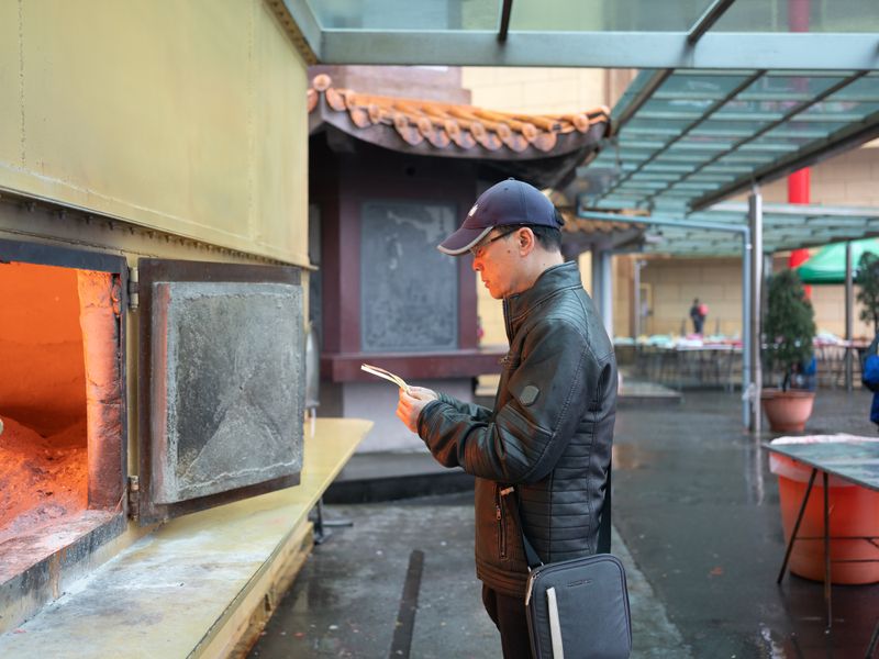 © Shina Peng - Dad asking Grandpa and Grandma to bless our trip to Hunan in Taipei, Taiwan