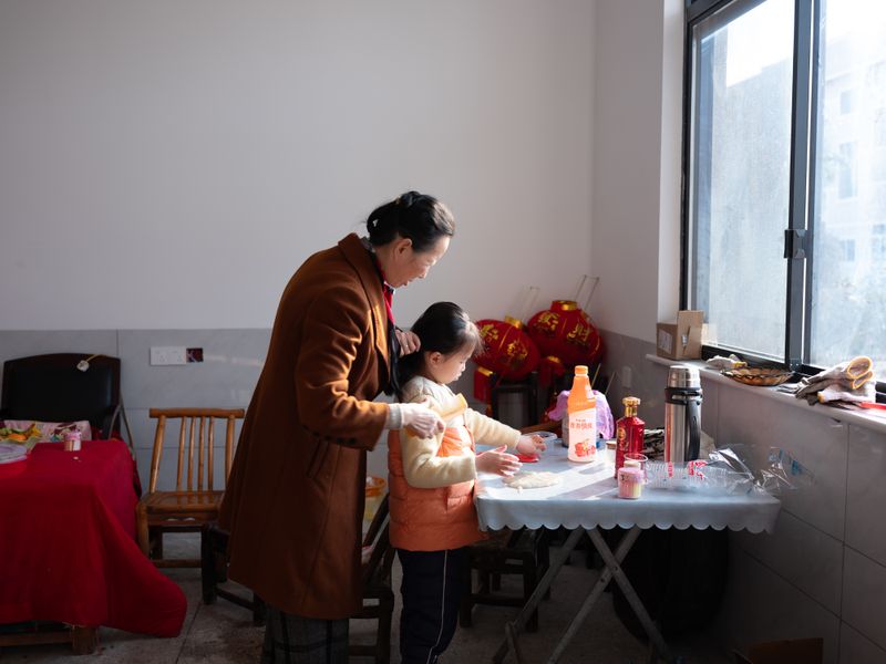 © Shina Peng - Auntie doing baby cousin's hair.
