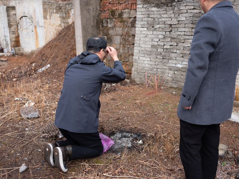 © Shina Peng - Dad praying at his cousin's grave. 10 years ago when my father visited Hunan, his cousin was still alive.