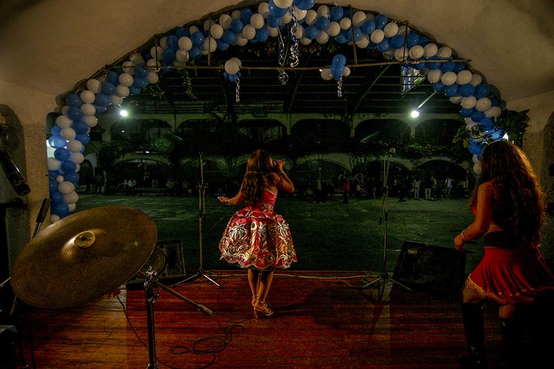 © Max Cabello Orcasitas - Image from the The Girls want to be singers Wayno photography project