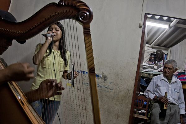 © Max Cabello Orcasitas - Image from the The Girls want to be singers Wayno photography project