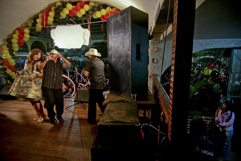 © Max Cabello Orcasitas - Image from the The Girls want to be singers Wayno photography project