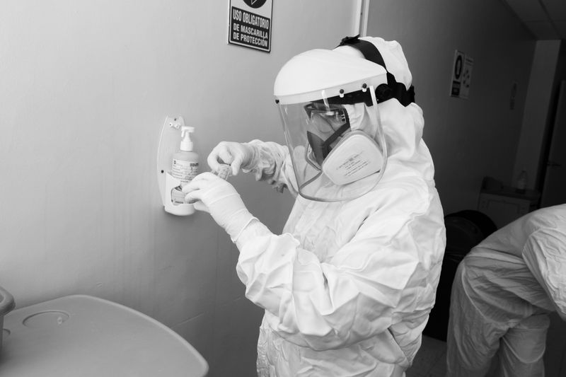 © Ahimsa - Doctor prepares anesthesia for terminally ill Covid-19. Loja-Ecuador.