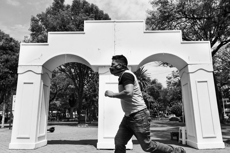 © Ahimsa - A street vendor runs to get change to give to his buyer. February 2020. Loja – Ecuador
