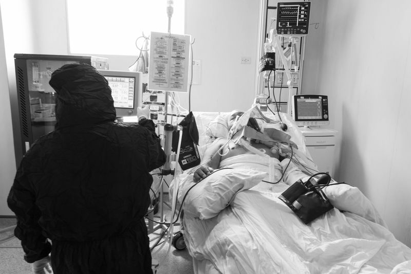 © Ahimsa - Dr. Jenny Quezada performs a dialysis process for a serious Covid-19 patient. Loja-Ecuador.