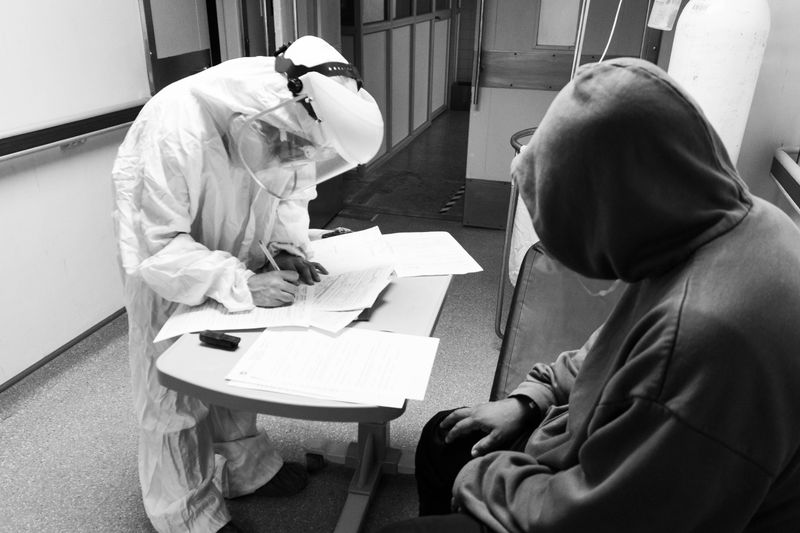 © Ahimsa - Dr. Anabel León, preparing the admission form for the moderate contagion hospital ward. Loja-Ecuador.