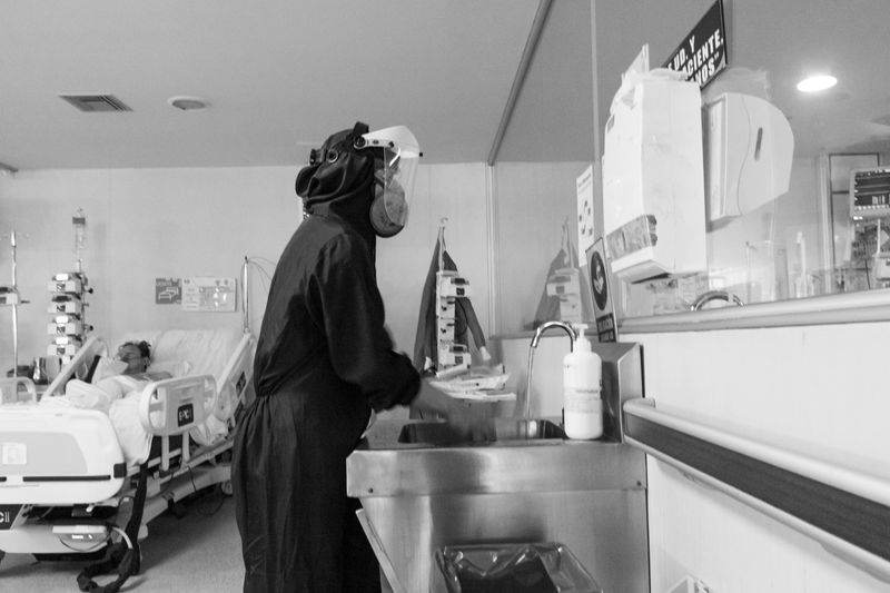 © Ahimsa - After treating the infected patients, the doctors perform the respective hand wash. Loja – Ecuador.