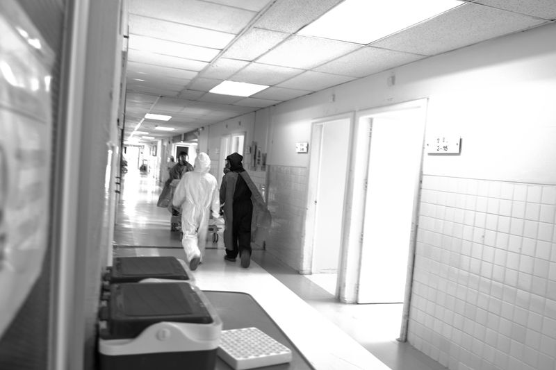 © Ahimsa - Doctors transfer a Covid-19 patient. Loja-Ecuador