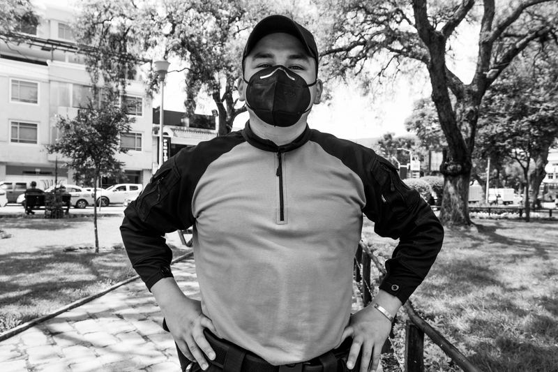 © Ahimsa - Municipal guard, guarding the "Simón Bolívar" park. Loja - Ecuador.