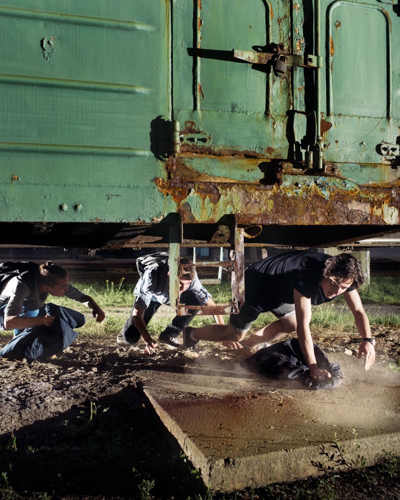 © David Denil - Friends sticking together towards the other side