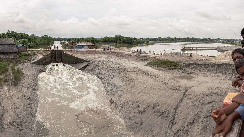 © Carrie and Eric Tomberlin - Fishing Below a Dam Used to Regulate Aquaculture Farms, Paikgachha