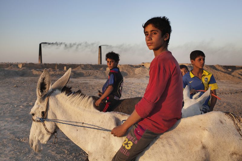 © Ali Arkady - 24/07/2013 - Najaf, Iraq - Children working at a heavily polluted local brick factory. © Ali Arkady
