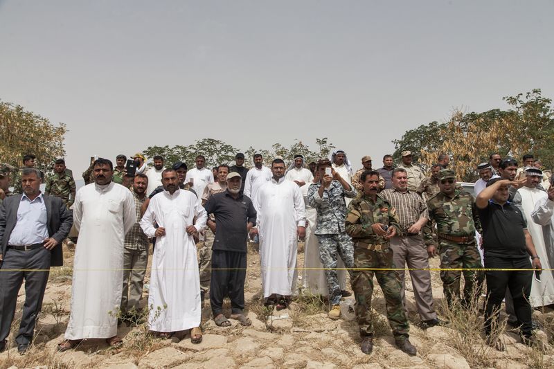 © Ali Arkady - 10/04/2015 - Tikrit, Iraq - People watch the exhumation of bodies from a mass grave near Tikrit. © Ali Arkady