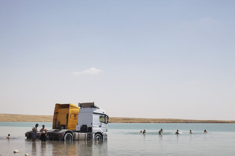 © Ali Arkady - 25/06/2015 - Mosul, Iraq - Arab and Kurdish civilians swim in the water at the Mosul dam. © Ali Arkady