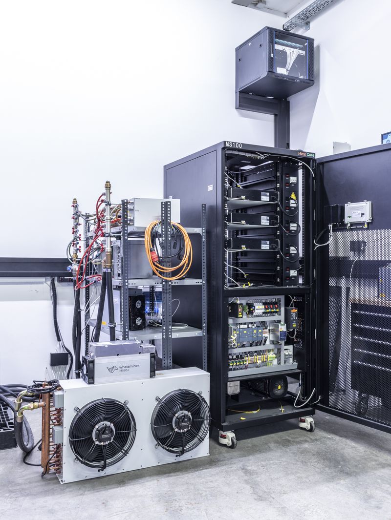 © Enka Springub - Various solutions for mining devices at the »Energy Lab« of the company »terahash« in Augsburg, Germany.