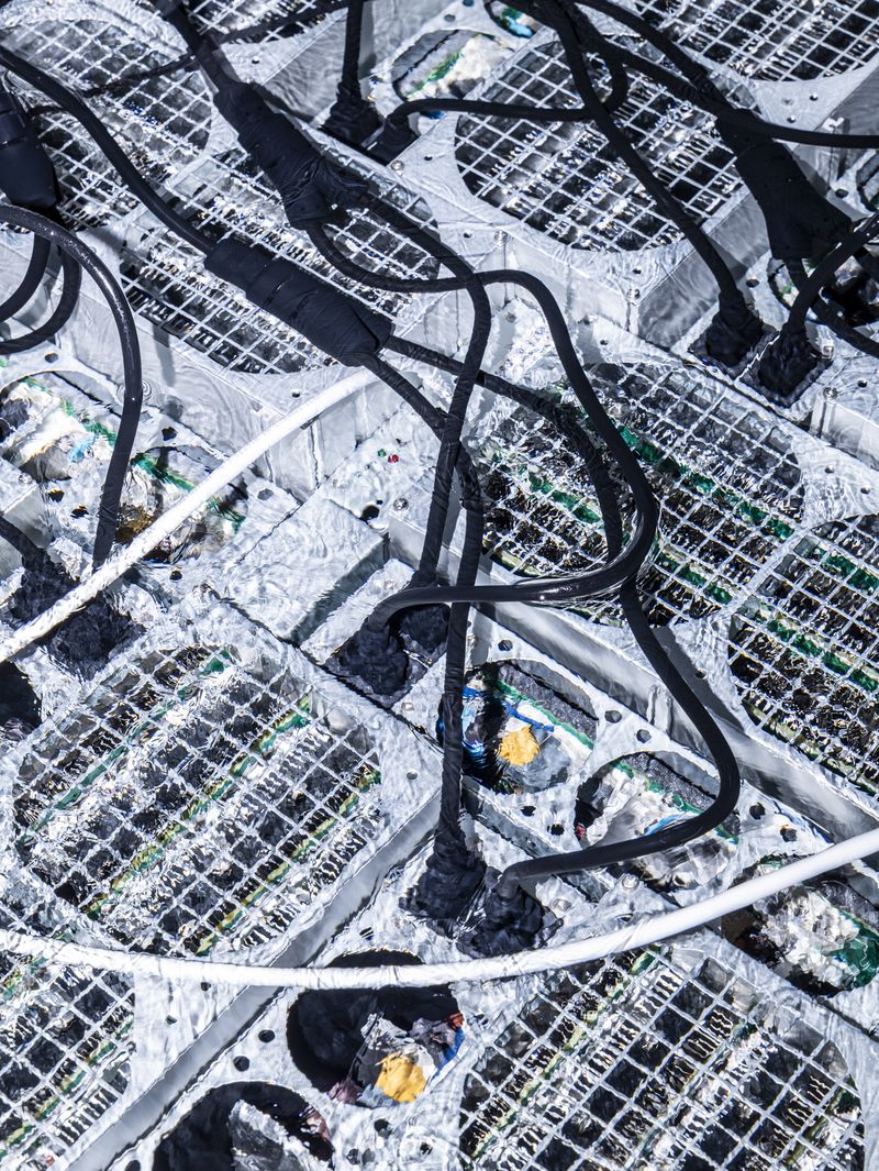 © Enka Springub - Mining computers in an oil bath. Through immersion cooling, the oil heats up and can be reused as district heating.