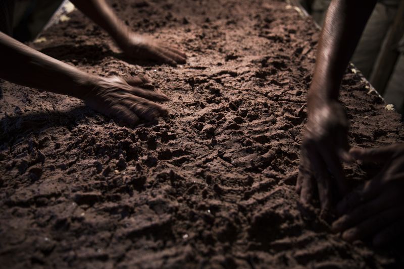 © Yael Martínez - A group of women from the community of Zitlala cooking tamales for the oferrings.