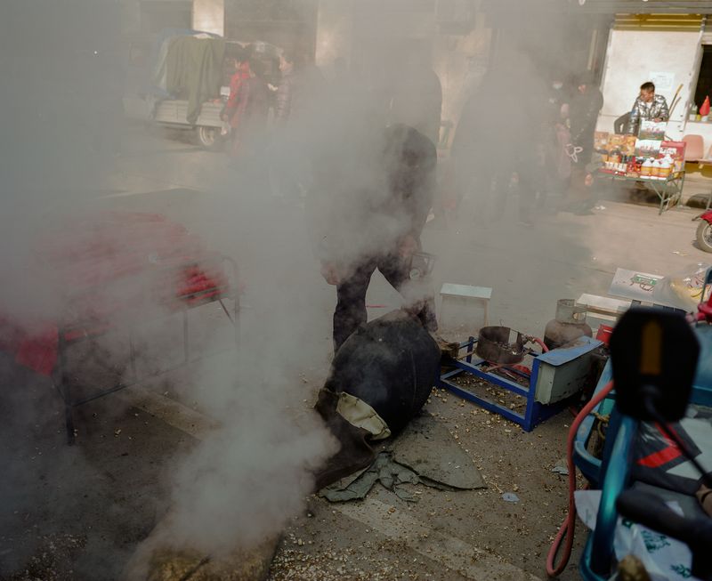 © Pan Wang - The old man popcorn at the market