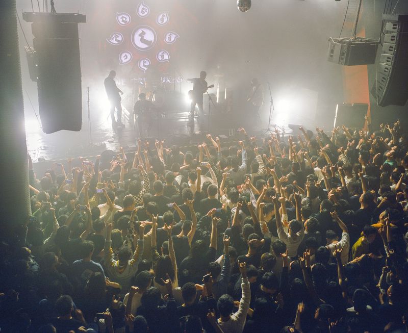 © Pan Wang - People who watch rock and roll against the Jiubao band in the star factory