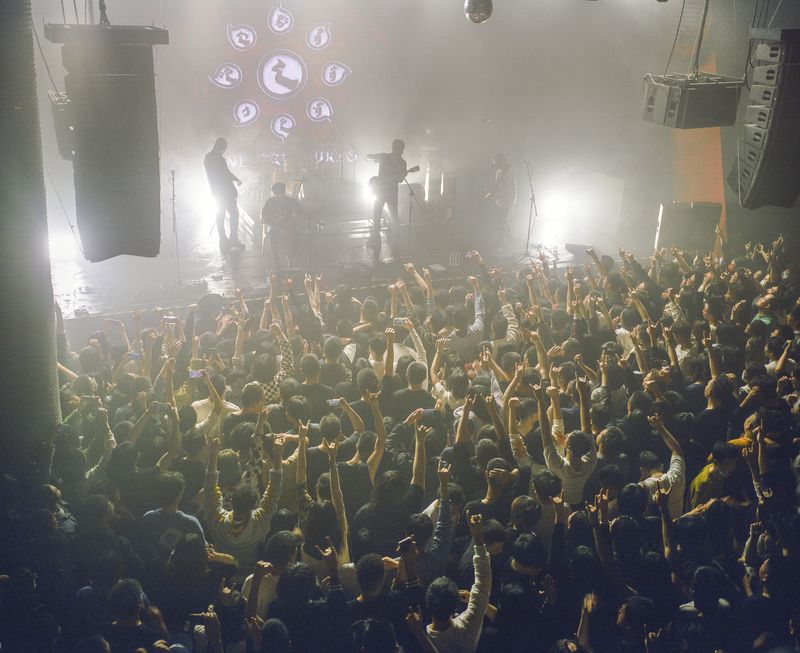 © Pan Wang - People who watch rock and roll against the Jiubao band in the star factory