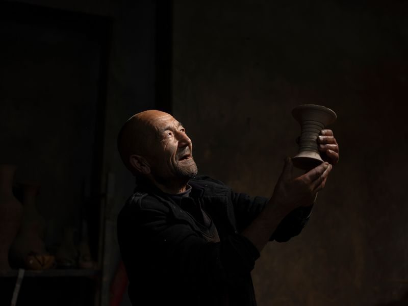© Pan Wang - workers at a pottery workshop in Yingjisha.Xinjiang Uygur Autonomous Region, October 22, 2025,