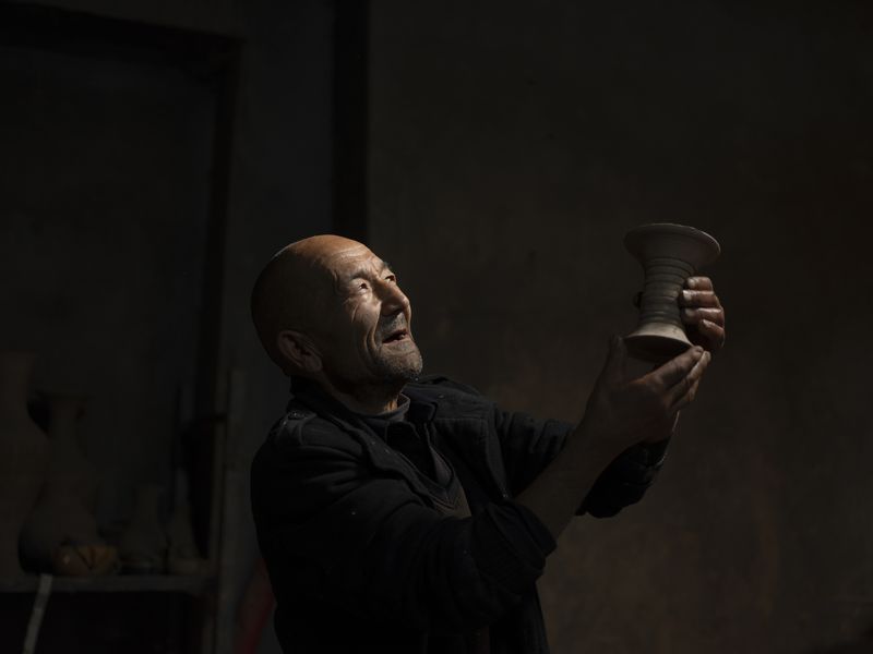 © Pan Wang - workers at a pottery workshop in Yingjisha.Xinjiang Uygur Autonomous Region, October 22, 2025,