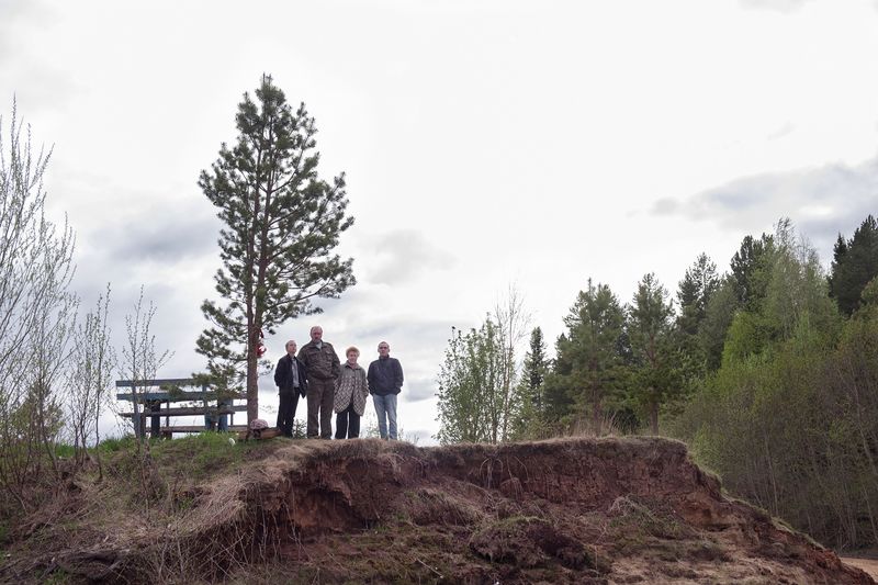 © Raffaele Petralla - Arkhangelst Oblast. A family on the pier waiting to embark on the banks of the Mezen river.