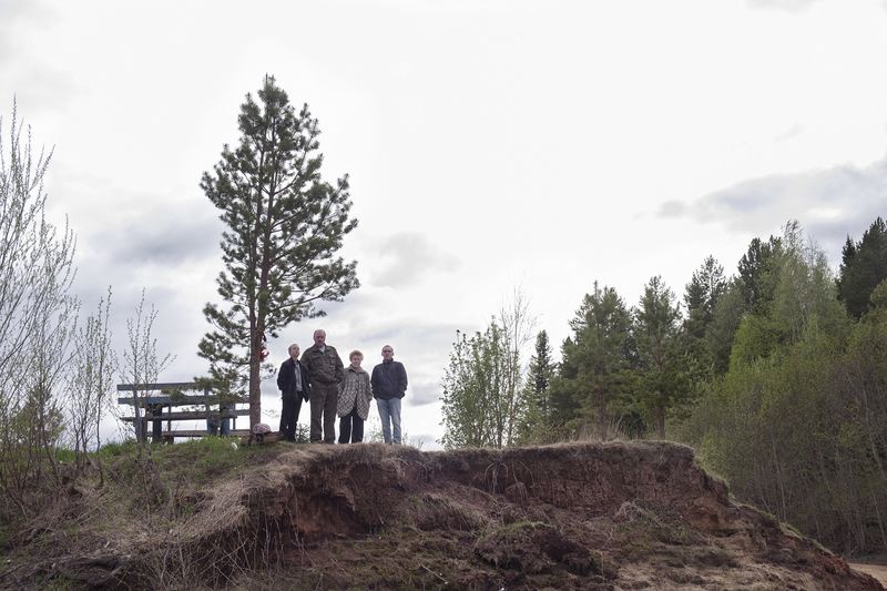 © Raffaele Petralla - Arkhangelst Oblast. A family on the pier waiting to embark on the banks of the Mezen river.