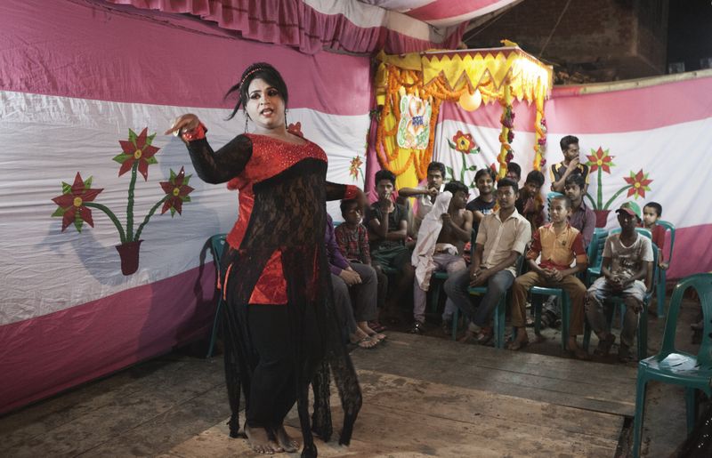 © Raffaele Petralla - Sunny performing for some children during a muslim marriage. Pakistan’s ghetto. Dhaka. 2015.