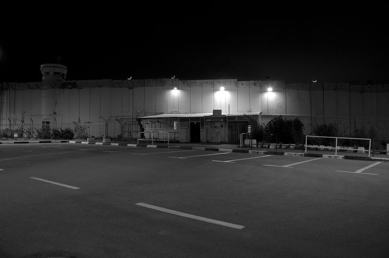 © Linda Vukaj - Checkpoint, between two walls