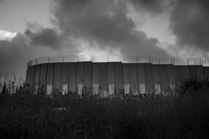© Linda Vukaj - Under the wall