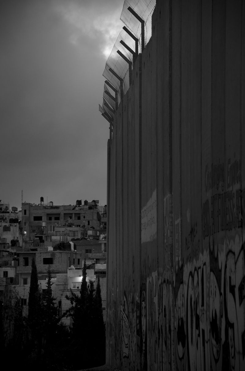 © Linda Vukaj - The moon between the city and the wall