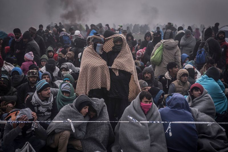 © Sergey Ponomarev - Migrants wait to be escorted by Slovenian riot police to the registration camp outside Dobova, Slovenia.