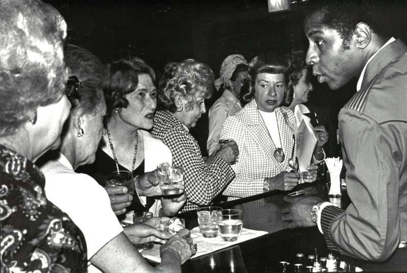 © Diana Mara Henry - Editors at the bar, Fashion Week, the Plaza.