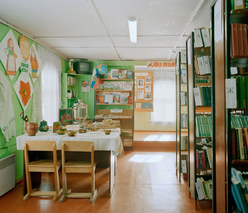 © Ksenia Inverse - Image from the Behind The Bookshelves photography project