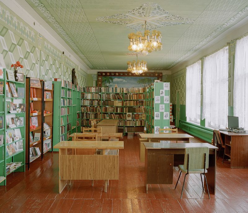 © Ksenia Inverse - Image from the Behind The Bookshelves photography project