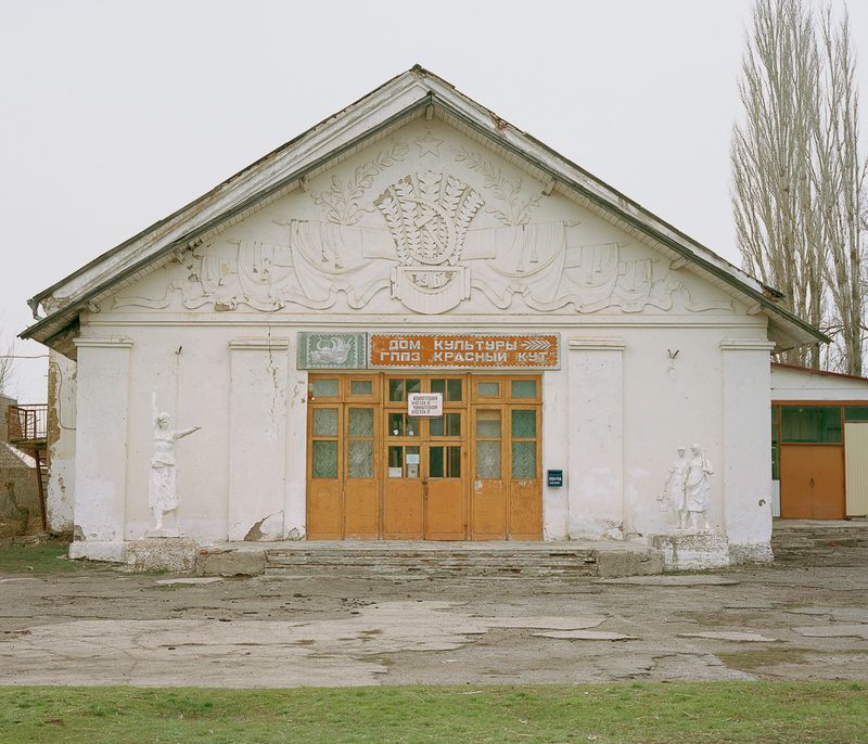 © Ksenia Inverse - Image from the Behind The Bookshelves photography project