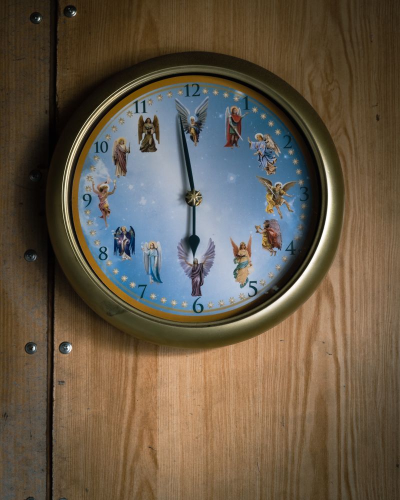 © Fernanda Soto Mastrantonio - This clock decorates our living room, stopped at 6 o'clock.