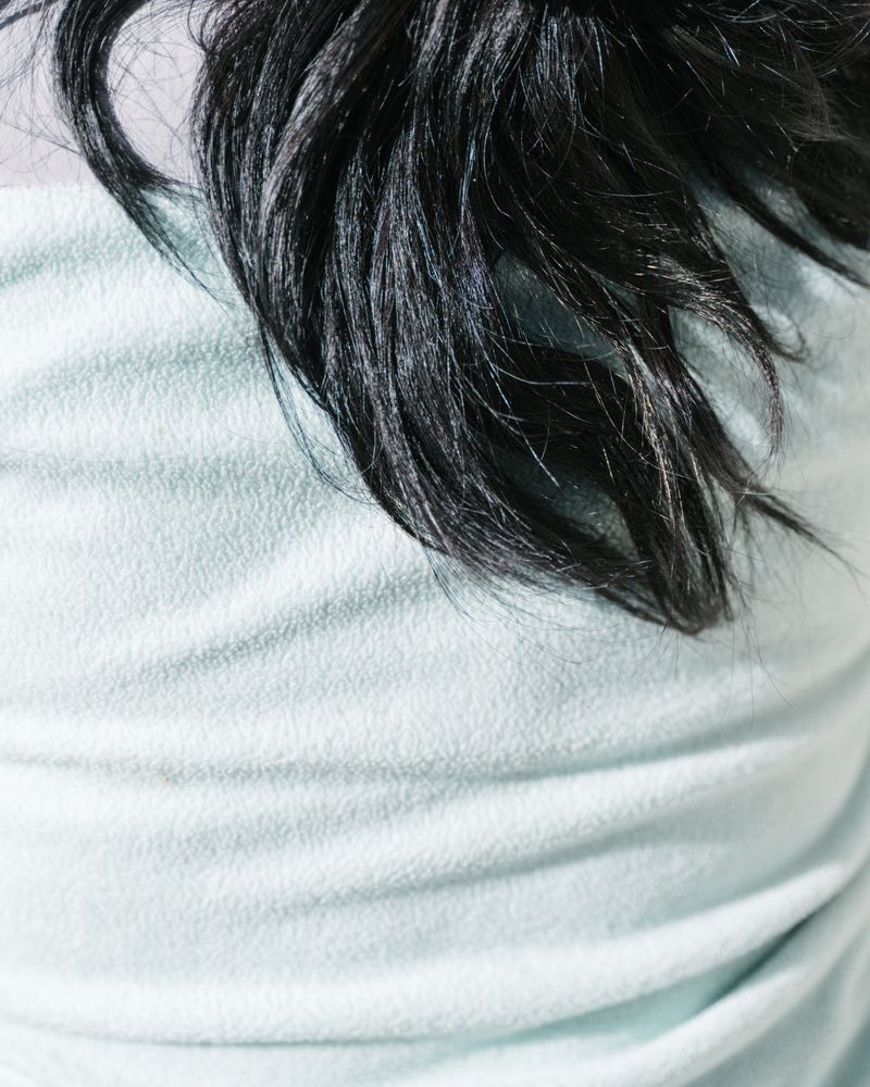 © Fernanda Soto Mastrantonio - Deysi's hair is deep black. She uses it loose or in braids when she's working.