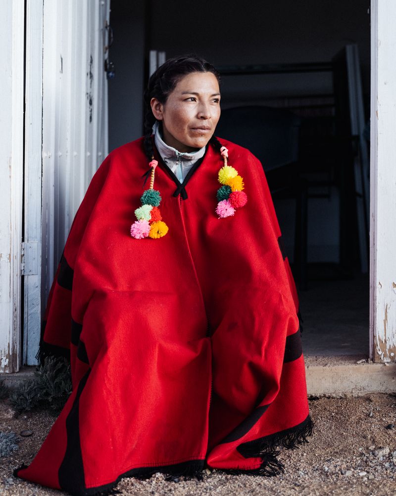 © Fernanda Soto Mastrantonio - At sunset, we sit down by the fire, drink beer and tell stories.