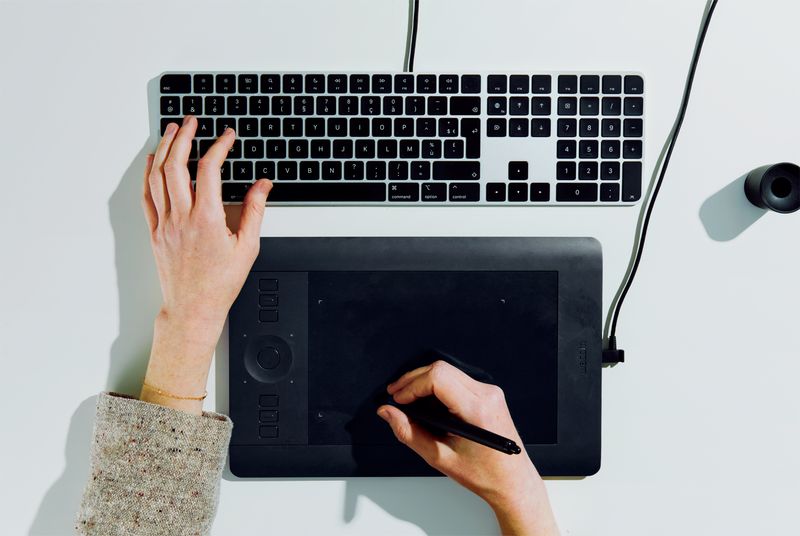 © Margaux Roy - A retoucher at work