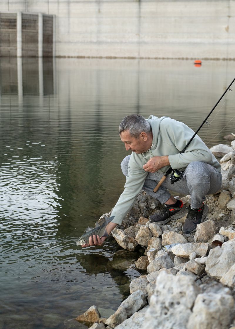 © Tova Katzman - Alexi returning the fish - 2024