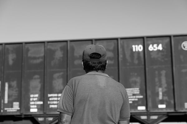 © Fernanda Pineda - Alfredo Pushaina was young when this company arrived in the territory, his house is right next to the train tracks.