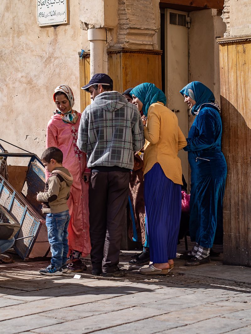 © Sina Opalka - A child and adults starring at something