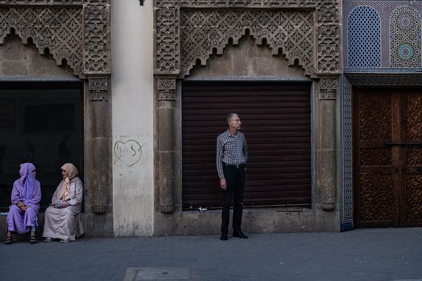 © Sina Opalka - women talking, man looking