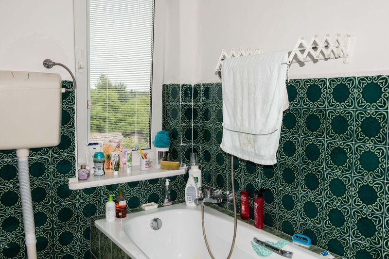 © Zula Rabikowska - Unlike the kitchen, the bathroom was last renovated in the early 90s.