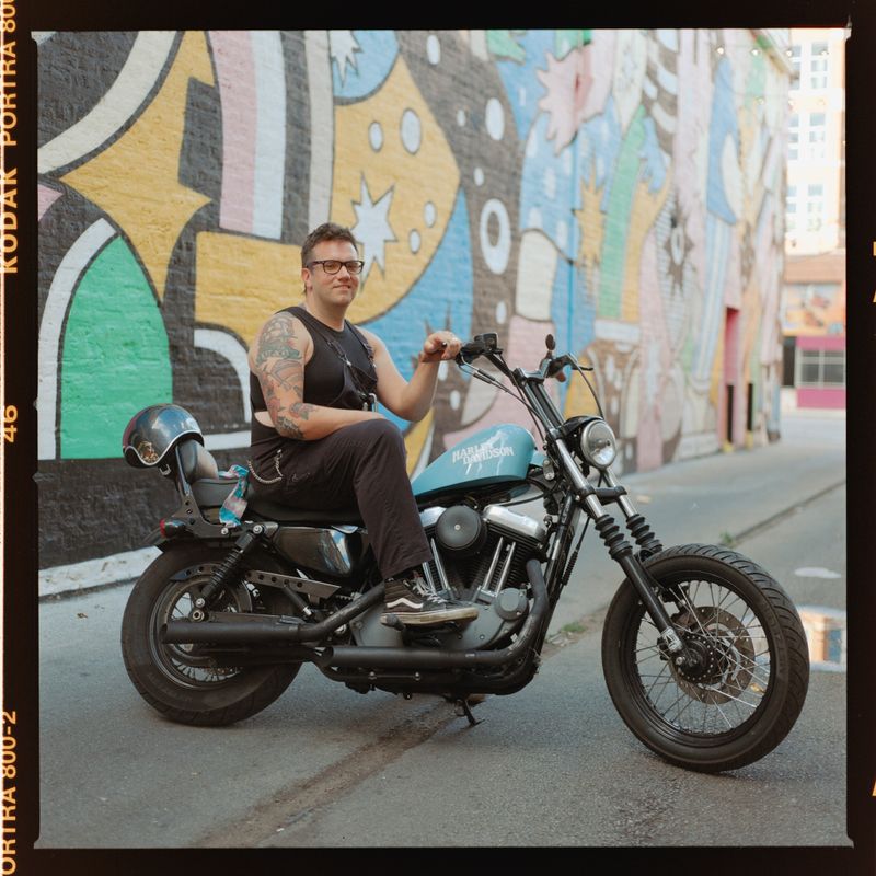 © Camila de Ilhéus - KB in an alleyway in Chicago before dinner