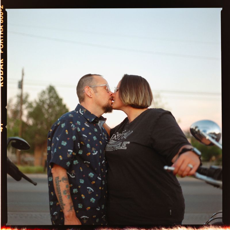 © Camila de Ilhéus - Crystal and her husband kiss at sunset