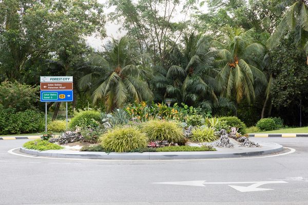 © Francesca Pompei - Traffic roundabout at the entrance of the city.